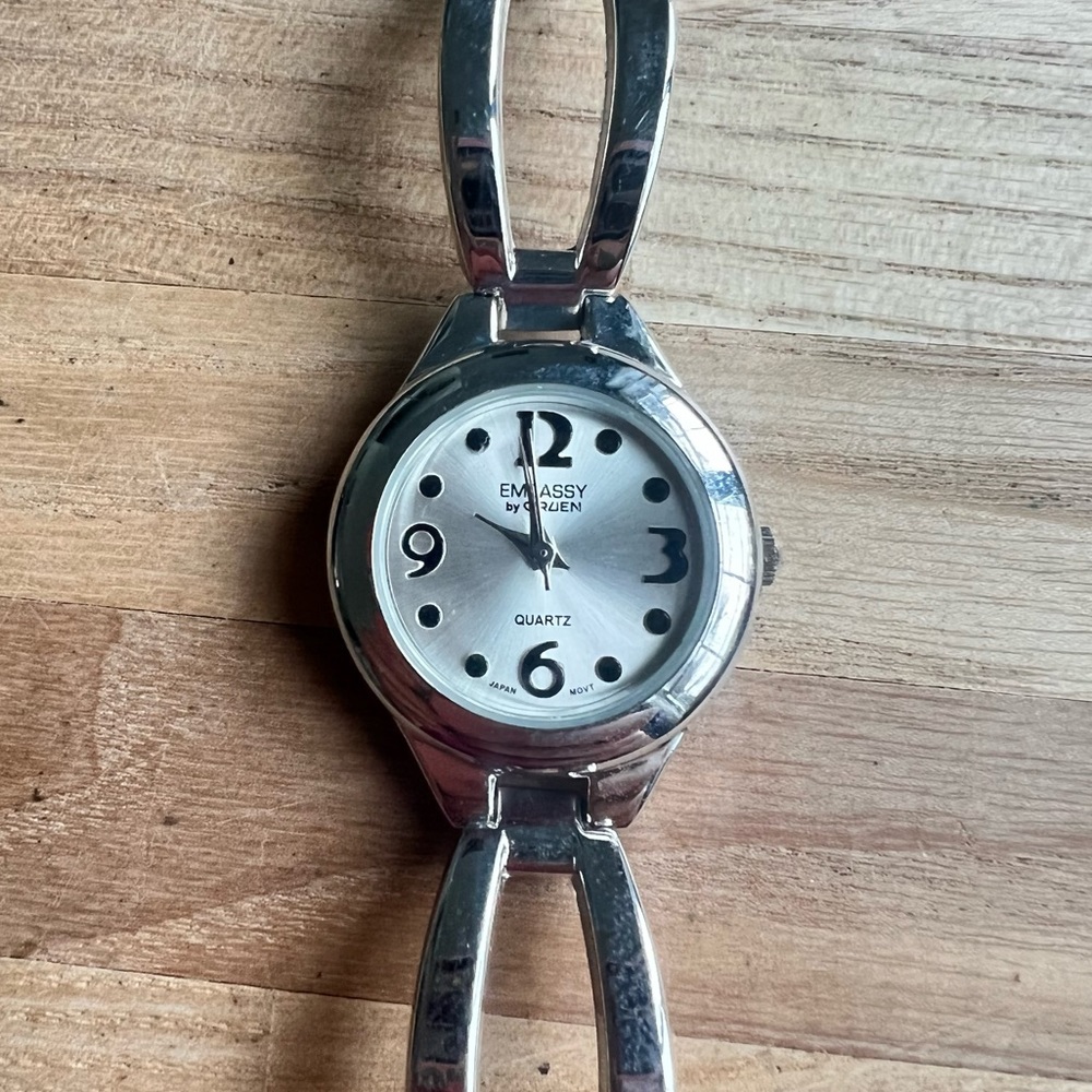 Embassy by Gruen ladies silver tone bracelet watch NEW BATTERY